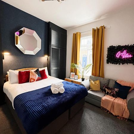 A&A Luxury Stay Rosedale St - Chic, Modern, City Centre, Neon Decor サンダーランド エクステリア 写真