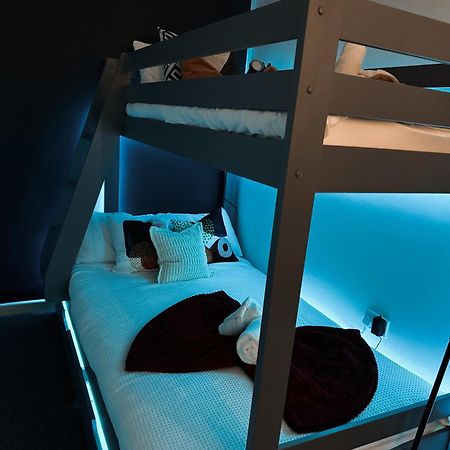 A&A Luxury Stay Rosedale St - Chic, Modern, City Centre, Neon Decor サンダーランド エクステリア 写真