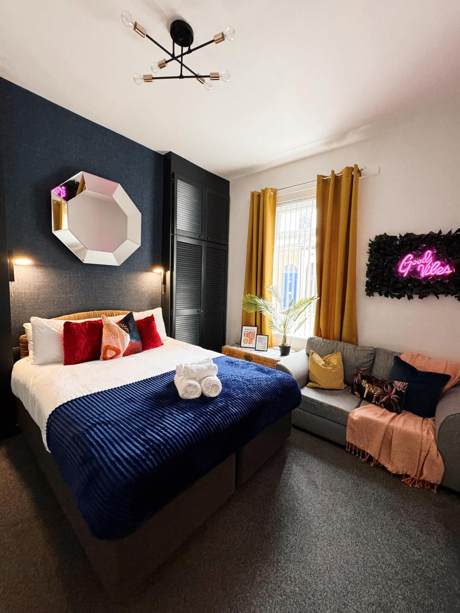 A&A Luxury Stay Rosedale St - Chic, Modern, City Centre, Neon Decor サンダーランド エクステリア 写真