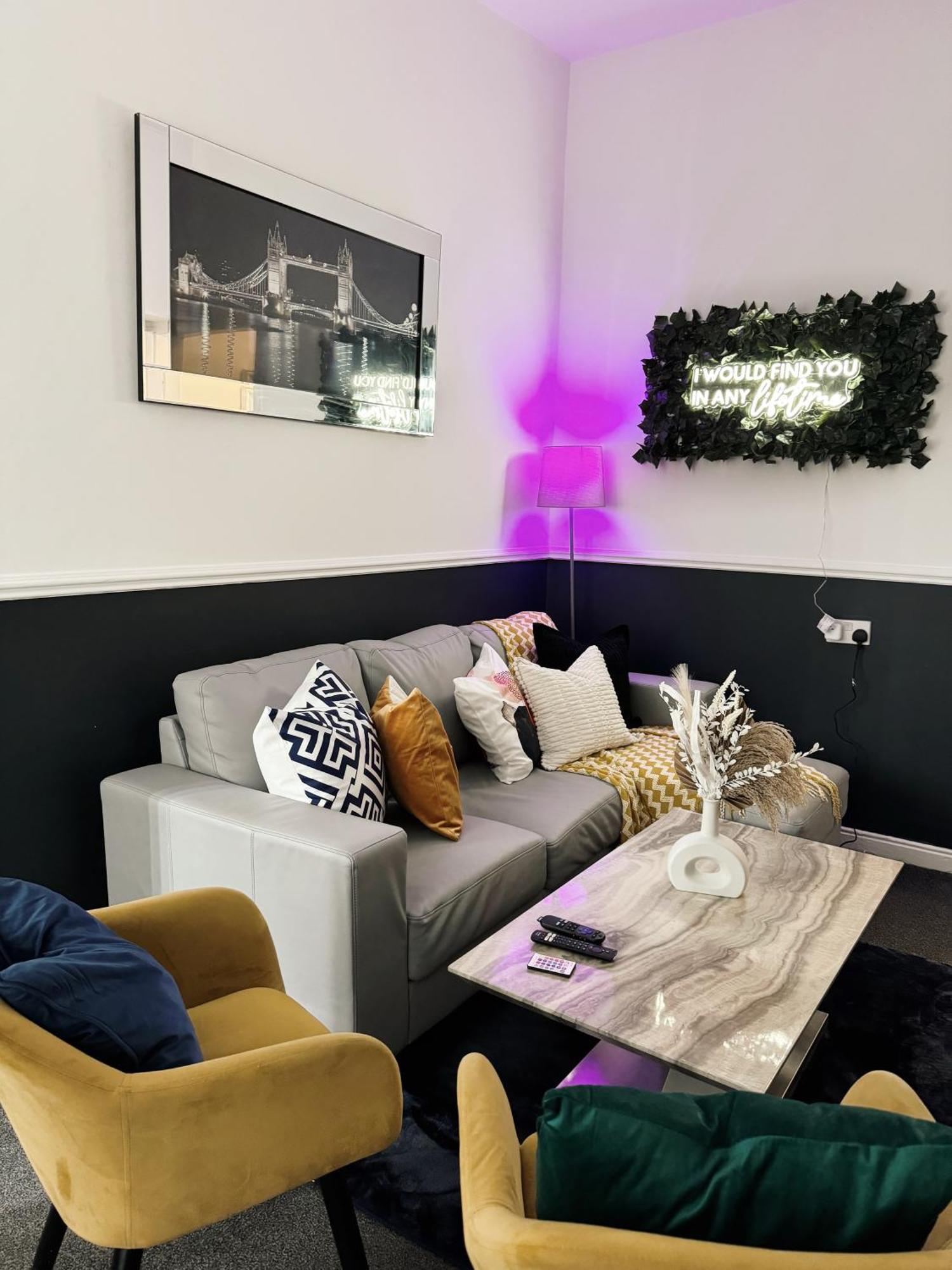 A&A Luxury Stay Rosedale St - Chic, Modern, City Centre, Neon Decor サンダーランド エクステリア 写真