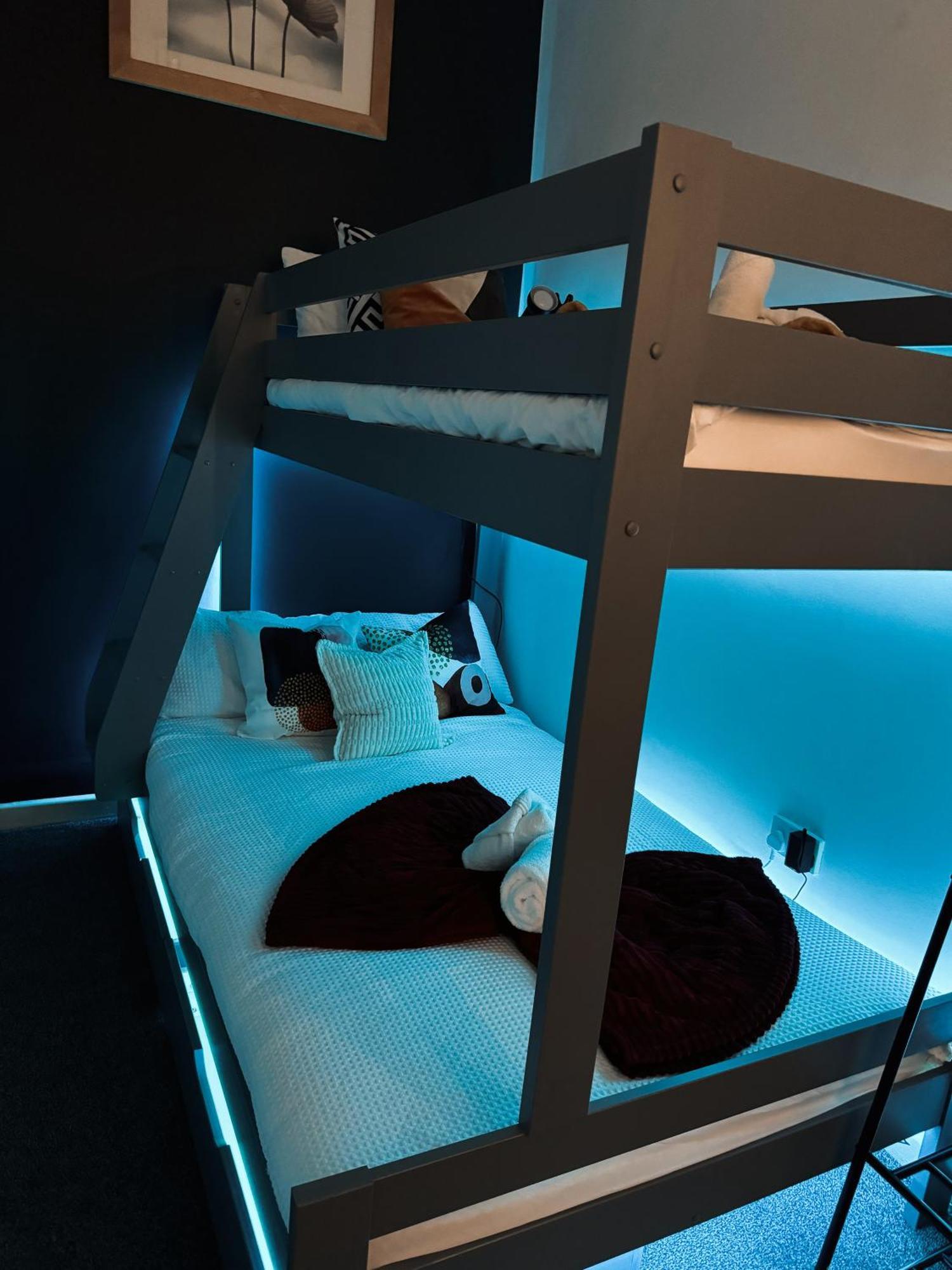 A&A Luxury Stay Rosedale St - Chic, Modern, City Centre, Neon Decor サンダーランド エクステリア 写真