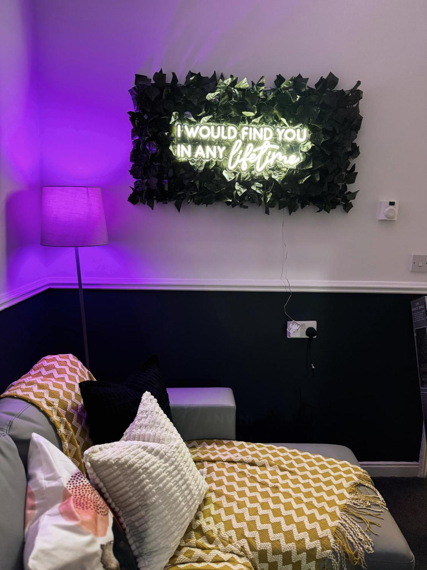 A&A Luxury Stay Rosedale St - Chic, Modern, City Centre, Neon Decor サンダーランド エクステリア 写真
