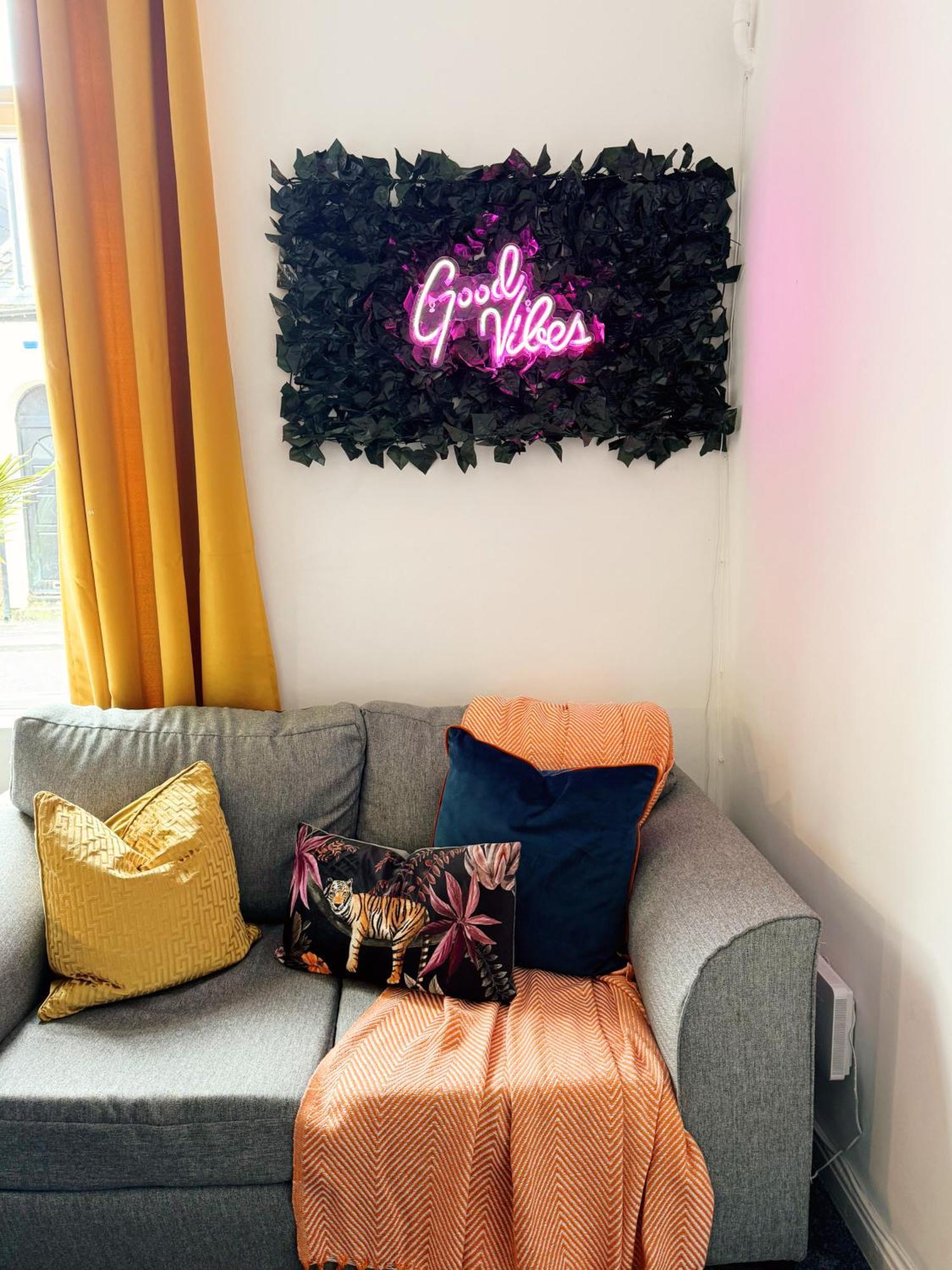 A&A Luxury Stay Rosedale St - Chic, Modern, City Centre, Neon Decor サンダーランド エクステリア 写真
