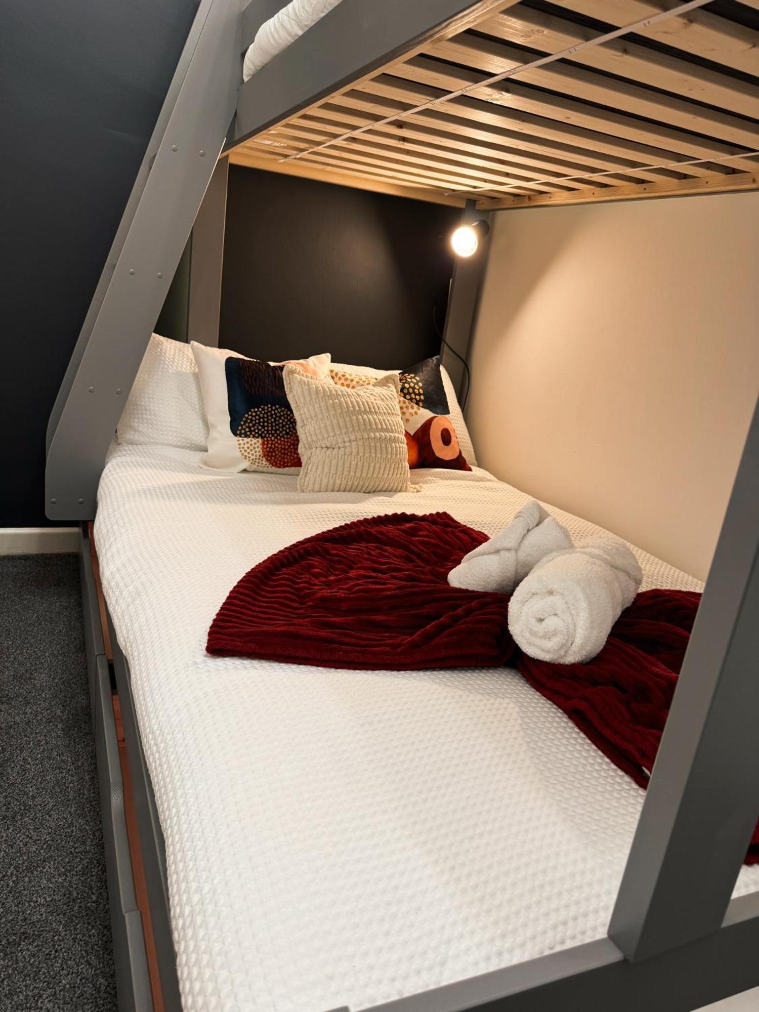 A&A Luxury Stay Rosedale St - Chic, Modern, City Centre, Neon Decor サンダーランド エクステリア 写真