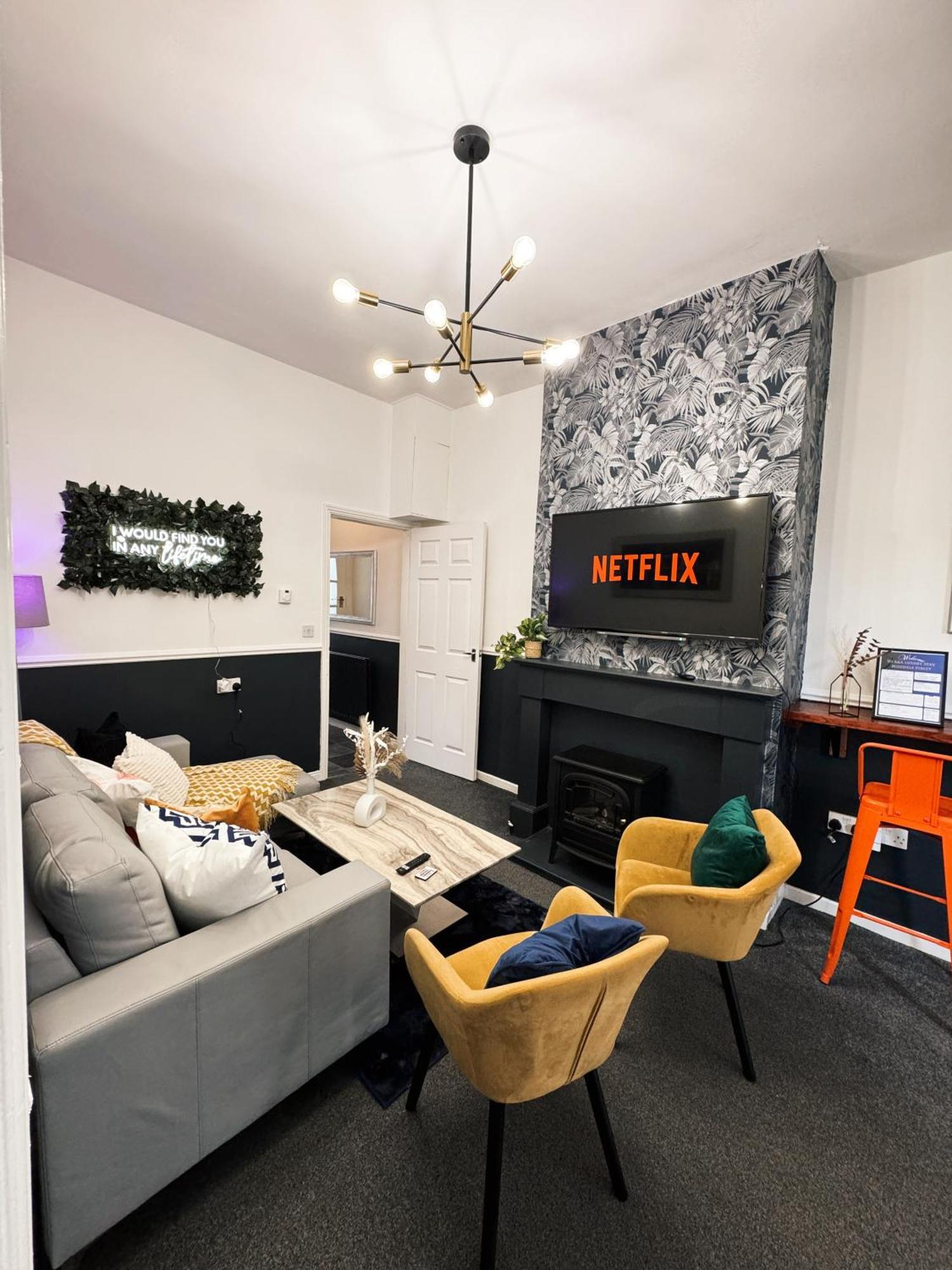 A&A Luxury Stay Rosedale St - Chic, Modern, City Centre, Neon Decor サンダーランド エクステリア 写真