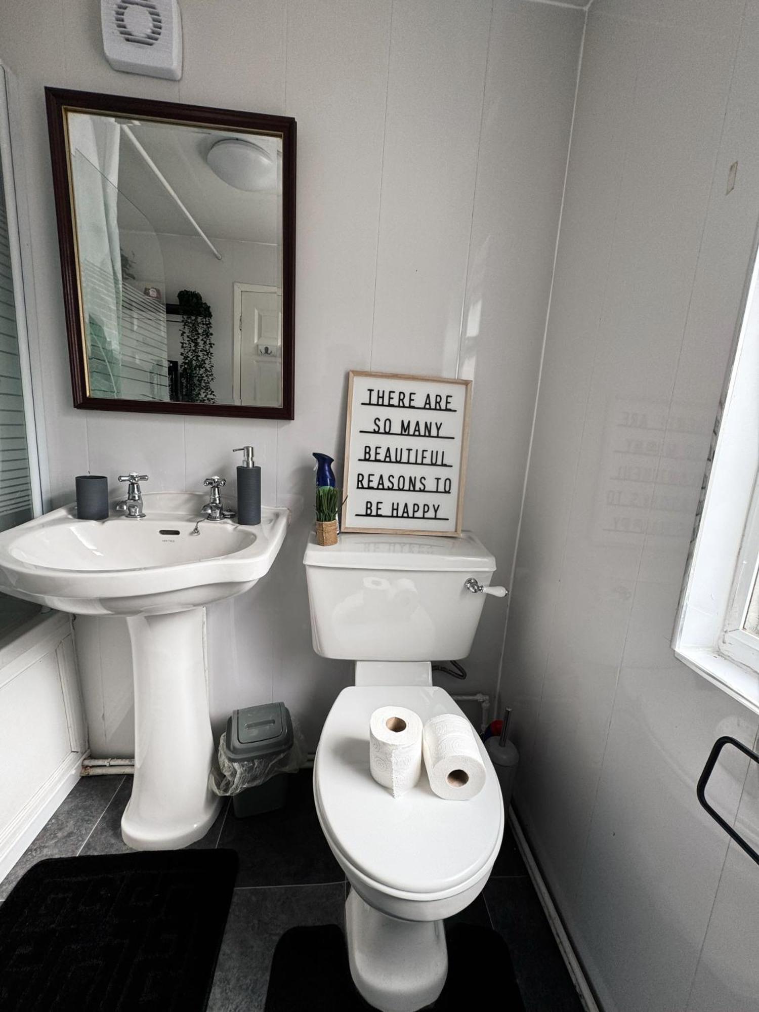 A&A Luxury Stay Rosedale St - Chic, Modern, City Centre, Neon Decor サンダーランド エクステリア 写真