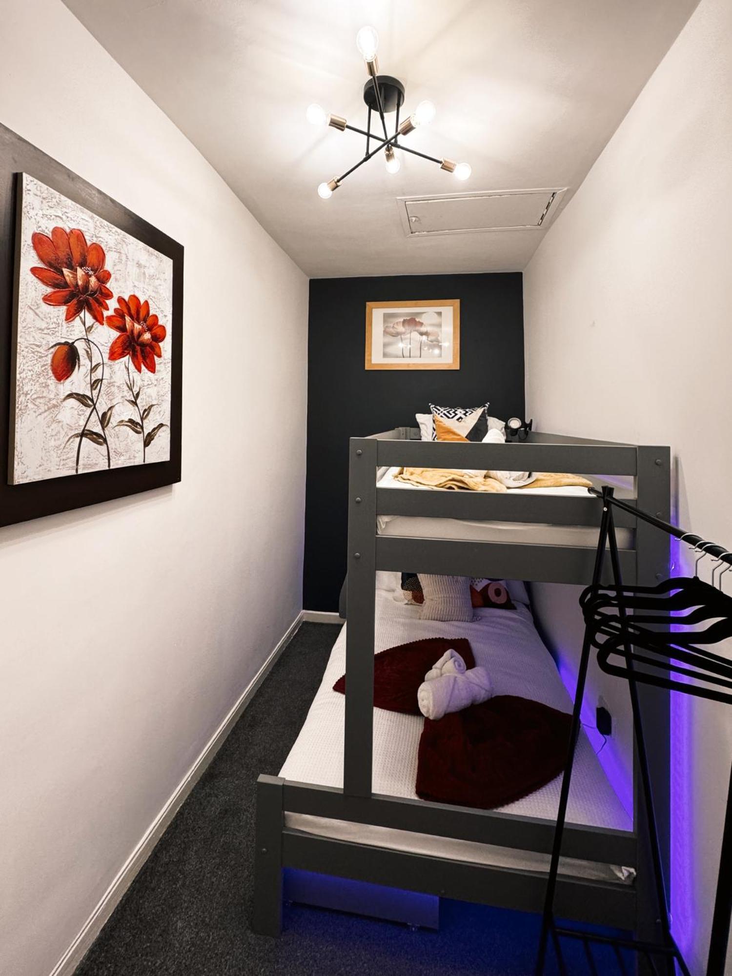 A&A Luxury Stay Rosedale St - Chic, Modern, City Centre, Neon Decor サンダーランド エクステリア 写真