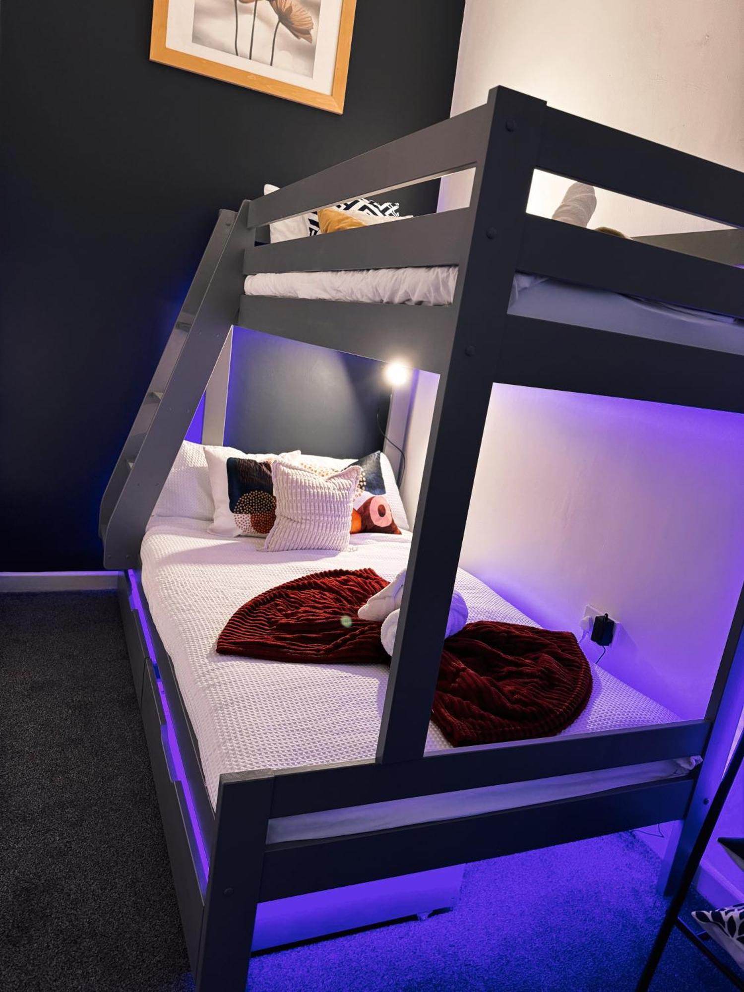 A&A Luxury Stay Rosedale St - Chic, Modern, City Centre, Neon Decor サンダーランド エクステリア 写真